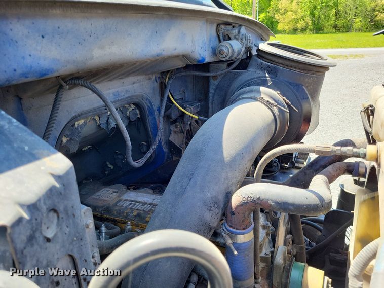 image for item LR9228 2000 Sterling L7500  truck cab and chassis