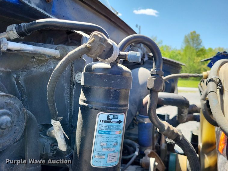 image for item LR9228 2000 Sterling L7500  truck cab and chassis