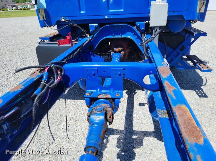 image for item LR9228 2000 Sterling L7500  truck cab and chassis