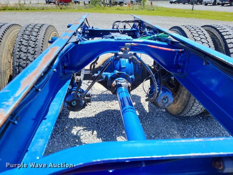 image for item LR9228 2000 Sterling L7500  truck cab and chassis