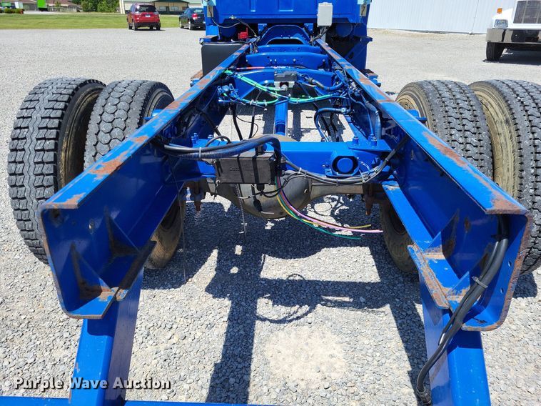 image for item LR9228 2000 Sterling L7500  truck cab and chassis