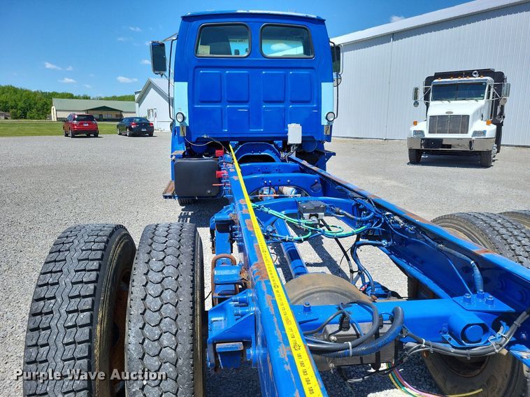 image for item LR9228 2000 Sterling L7500  truck cab and chassis