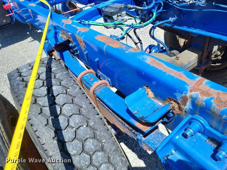 image for item LR9228 2000 Sterling L7500  truck cab and chassis