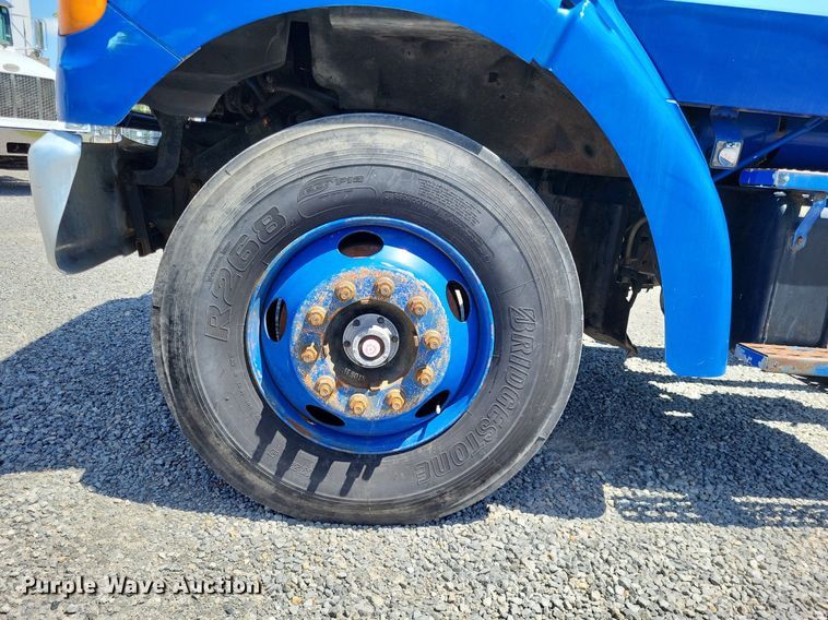 image for item LR9228 2000 Sterling L7500  truck cab and chassis