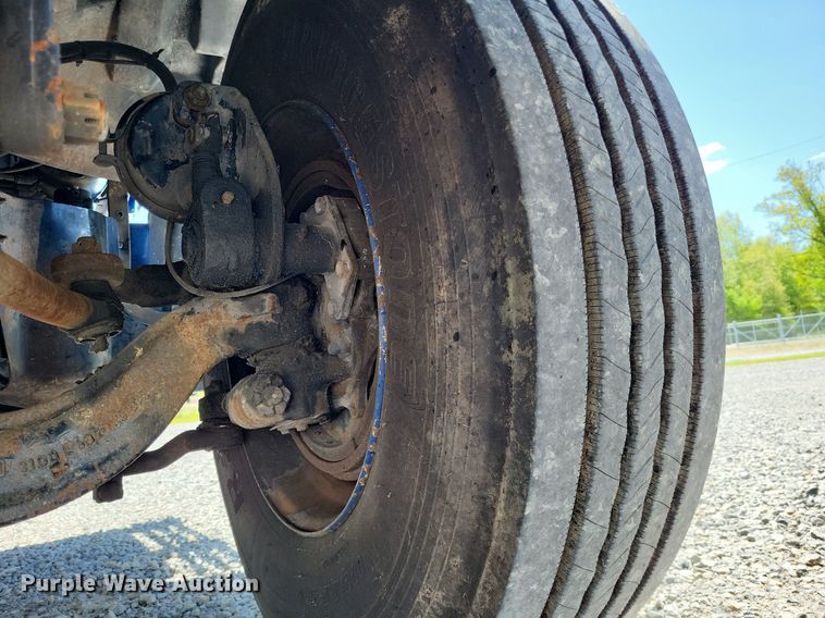 image for item LR9228 2000 Sterling L7500  truck cab and chassis