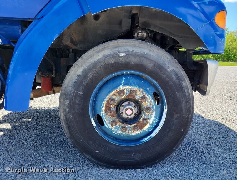 image for item LR9228 2000 Sterling L7500  truck cab and chassis