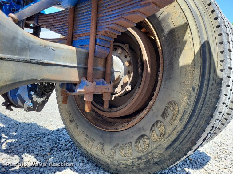 image for item LR9228 2000 Sterling L7500  truck cab and chassis