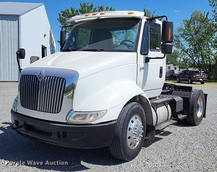 image for item LR9229 2004 International 8600  semi truck