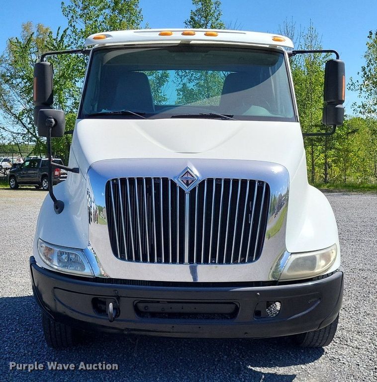 image for item LR9229 2004 International 8600  semi truck