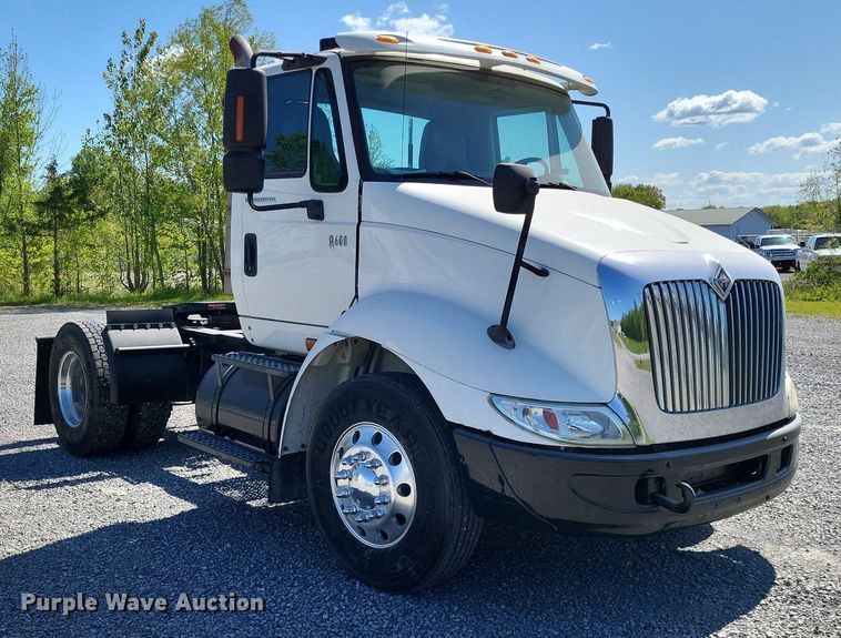 image for item LR9229 2004 International 8600  semi truck