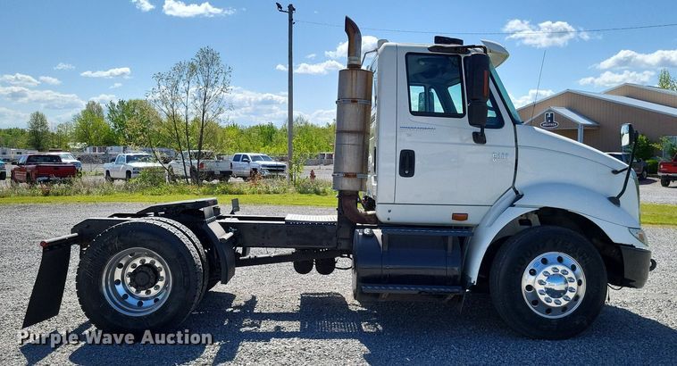 image for item LR9229 2004 International 8600  semi truck