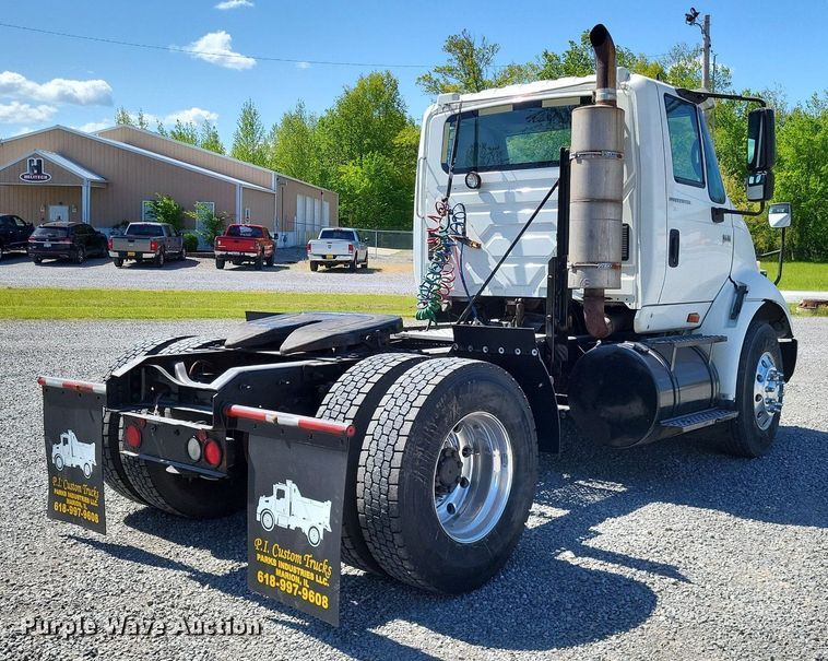 image for item LR9229 2004 International 8600  semi truck