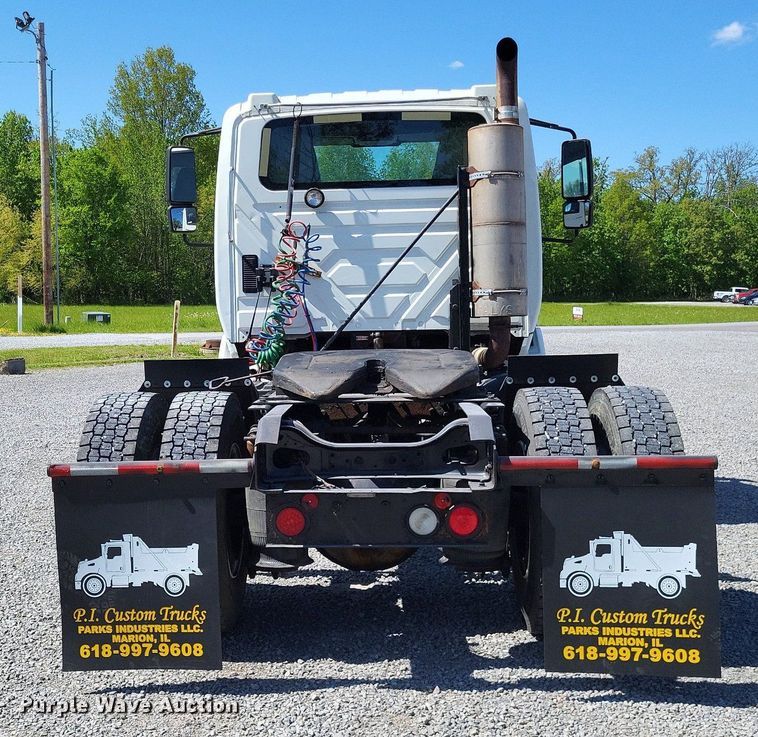 image for item LR9229 2004 International 8600  semi truck