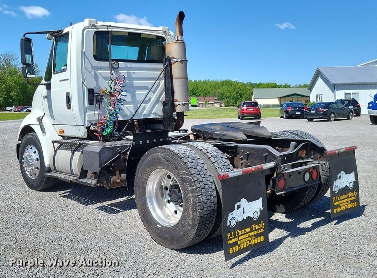 image for item LR9229 2004 International 8600  semi truck