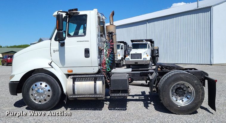 image for item LR9229 2004 International 8600  semi truck