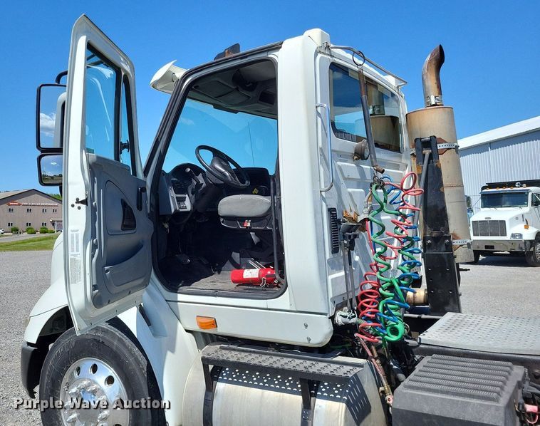 image for item LR9229 2004 International 8600  semi truck