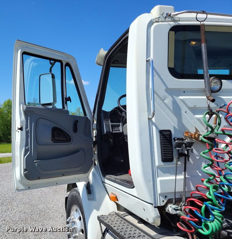 image for item LR9229 2004 International 8600  semi truck