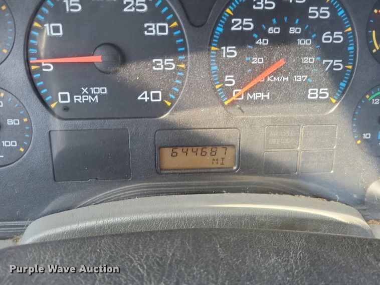 image for item LR9229 2004 International 8600  semi truck