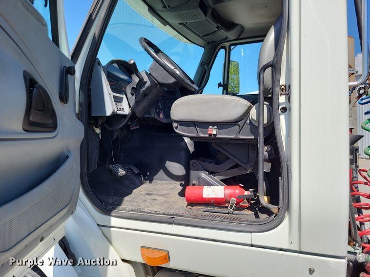 image for item LR9229 2004 International 8600  semi truck