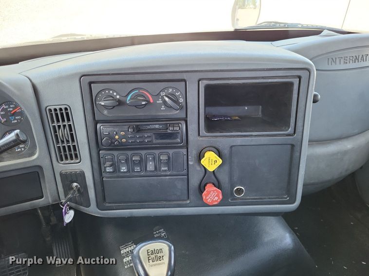 image for item LR9229 2004 International 8600  semi truck