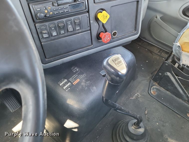 image for item LR9229 2004 International 8600  semi truck