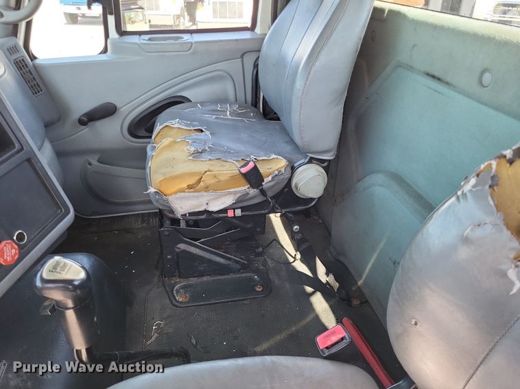 image for item LR9229 2004 International 8600  semi truck