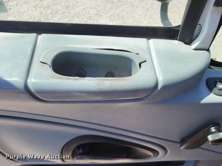 image for item LR9229 2004 International 8600  semi truck