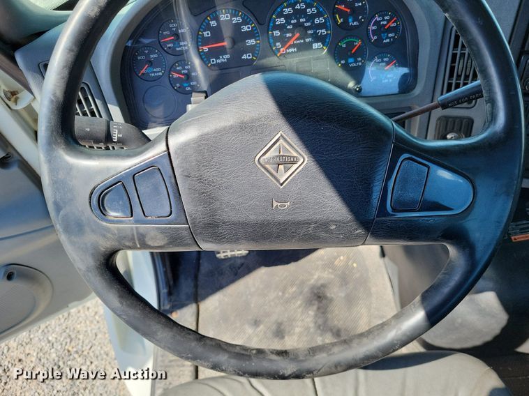 image for item LR9229 2004 International 8600  semi truck