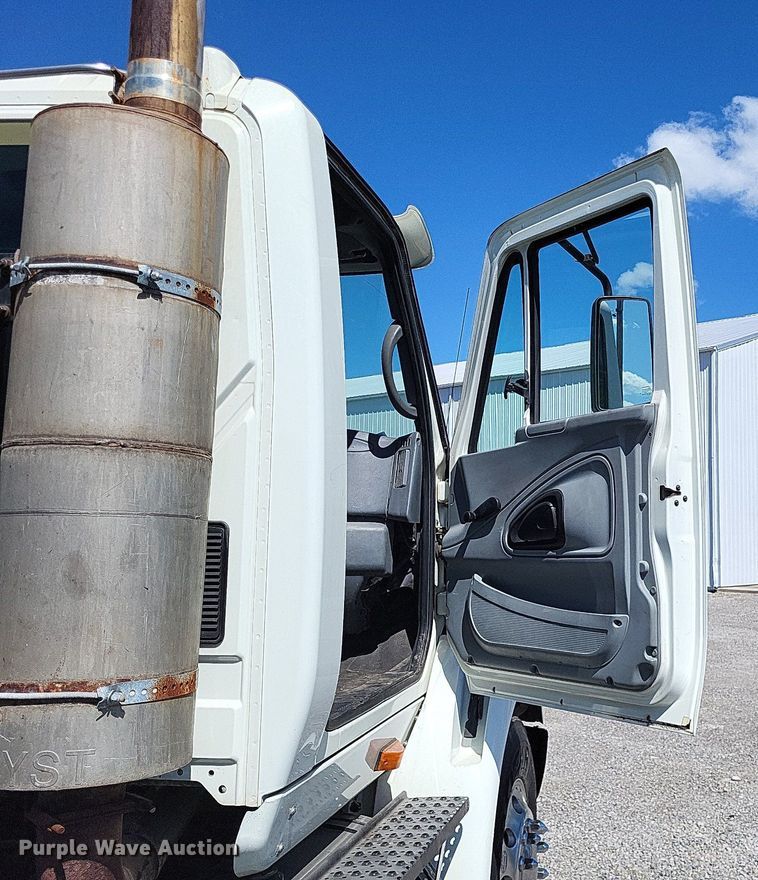 image for item LR9229 2004 International 8600  semi truck