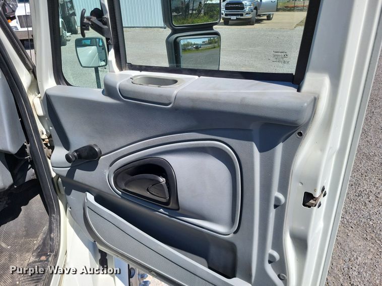 image for item LR9229 2004 International 8600  semi truck