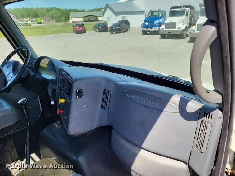 image for item LR9229 2004 International 8600  semi truck