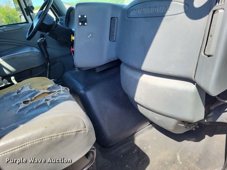 image for item LR9229 2004 International 8600  semi truck