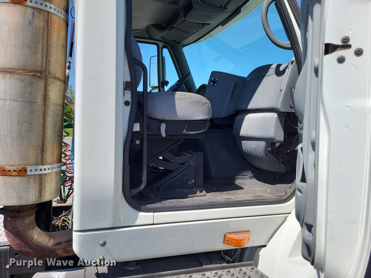 image for item LR9229 2004 International 8600  semi truck