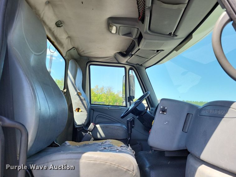 image for item LR9229 2004 International 8600  semi truck