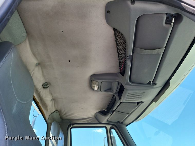 image for item LR9229 2004 International 8600  semi truck