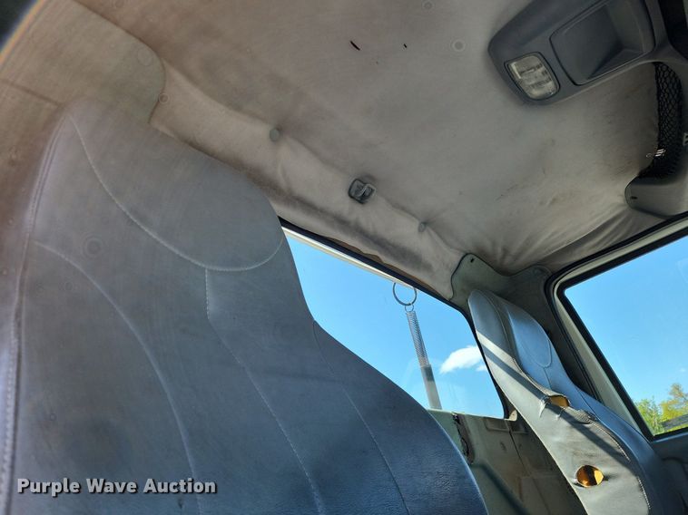 image for item LR9229 2004 International 8600  semi truck