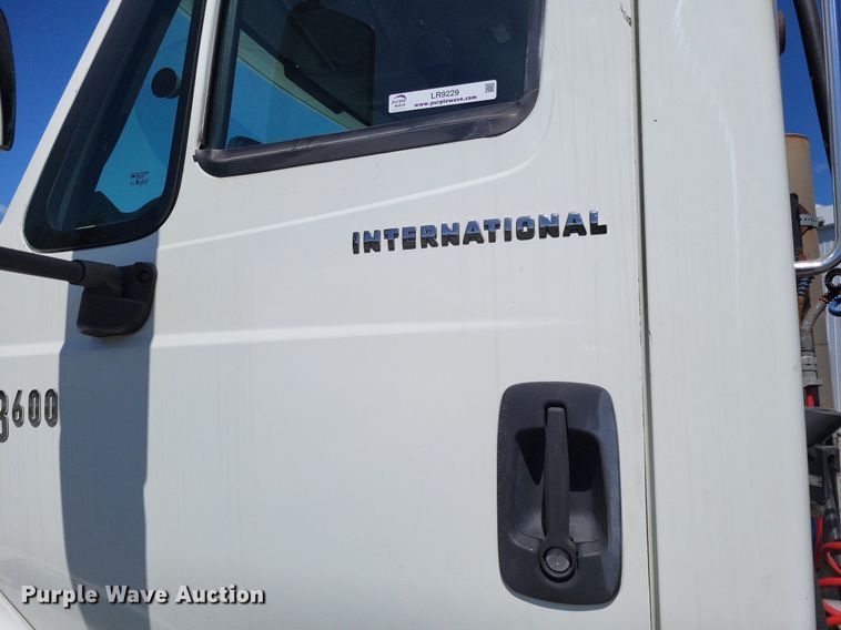 image for item LR9229 2004 International 8600  semi truck