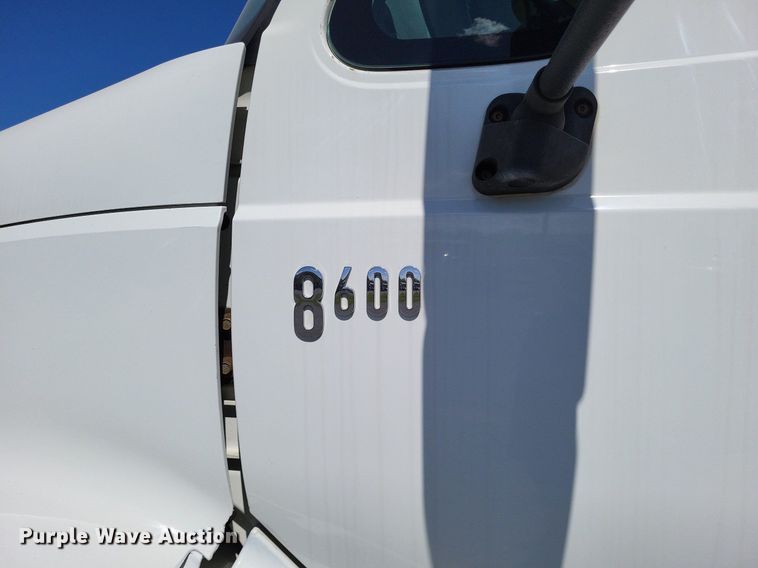 image for item LR9229 2004 International 8600  semi truck