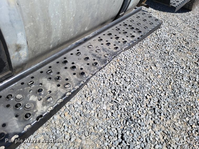 image for item LR9229 2004 International 8600  semi truck