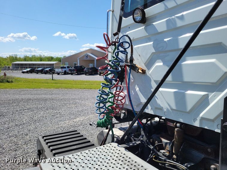 image for item LR9229 2004 International 8600  semi truck