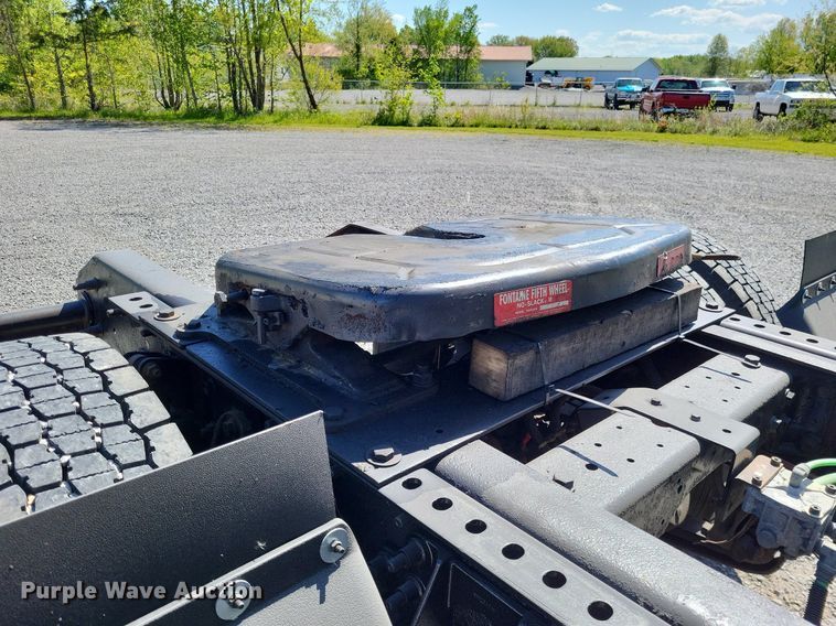 image for item LR9229 2004 International 8600  semi truck