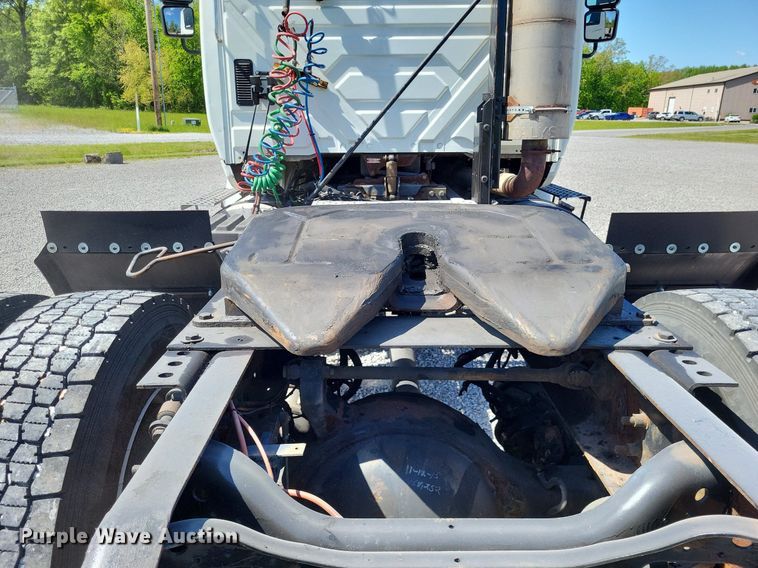 image for item LR9229 2004 International 8600  semi truck