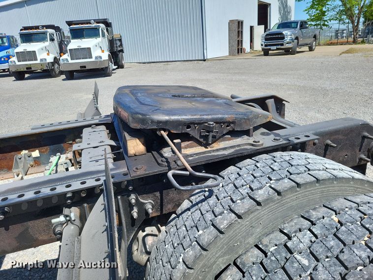 image for item LR9229 2004 International 8600  semi truck