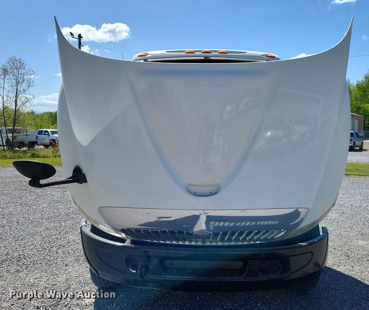 image for item LR9229 2004 International 8600  semi truck