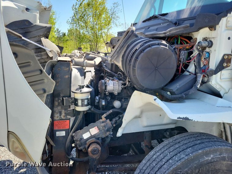 image for item LR9229 2004 International 8600  semi truck