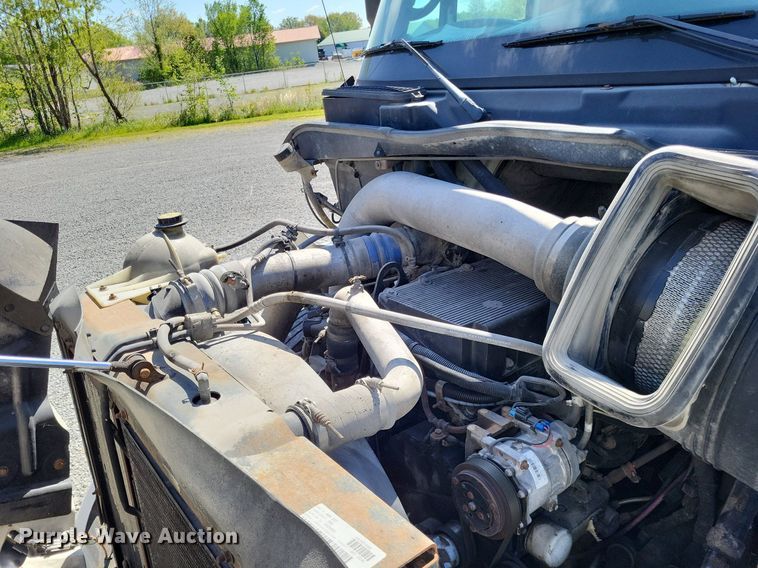 image for item LR9229 2004 International 8600  semi truck