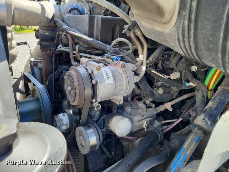 image for item LR9229 2004 International 8600  semi truck