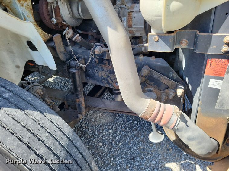 image for item LR9229 2004 International 8600  semi truck