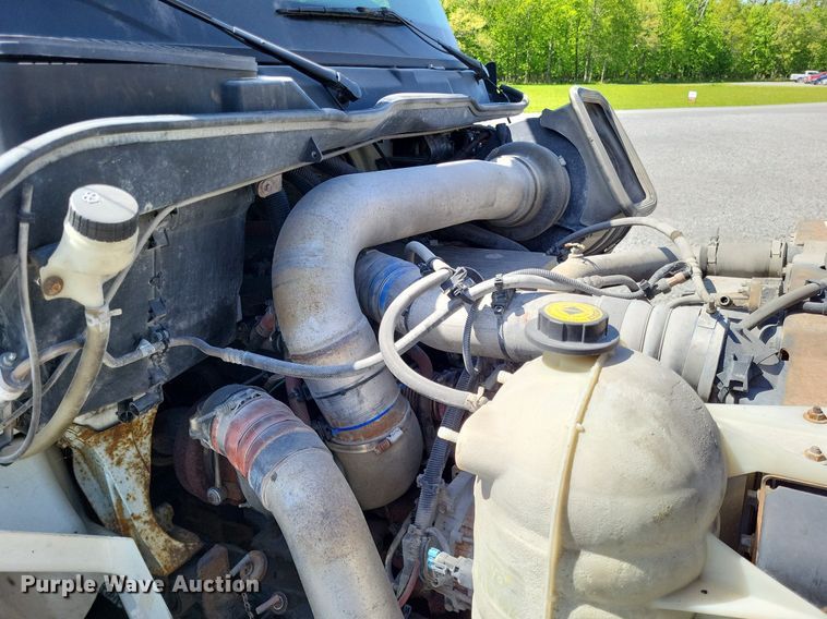 image for item LR9229 2004 International 8600  semi truck