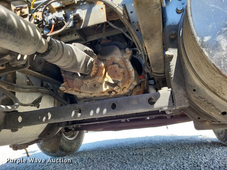 image for item LR9229 2004 International 8600  semi truck